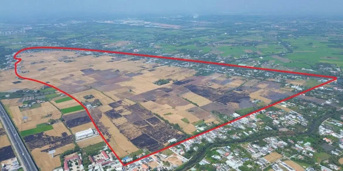 “Ảnh chụp trên cao khu đất quy hoạch rộng lớn, được viền đỏ thể hiện ranh giới dự án, phản ánh tiến độ ecopark Ninh Bình hiện tại.”